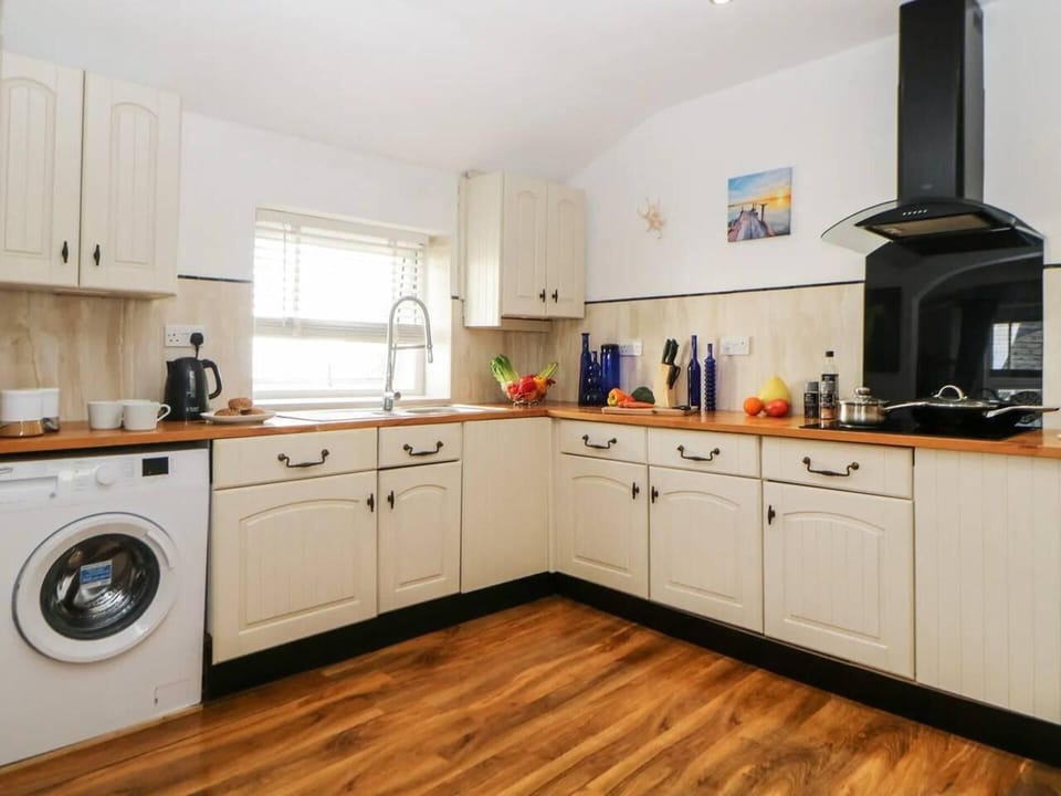 Apartment | Private kitchen | Fridge, microwave, oven, stovetop