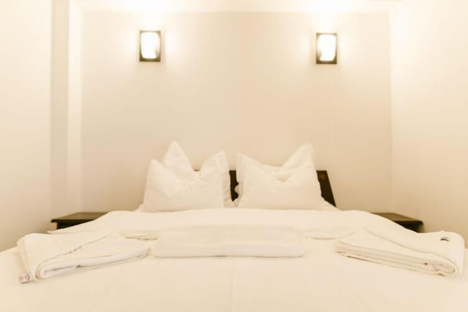 Comfort Studio | Premium bedding, down comforters, minibar, desk