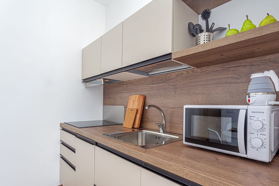 Studio | Private kitchen | Coffee/tea maker, electric kettle, dining tables