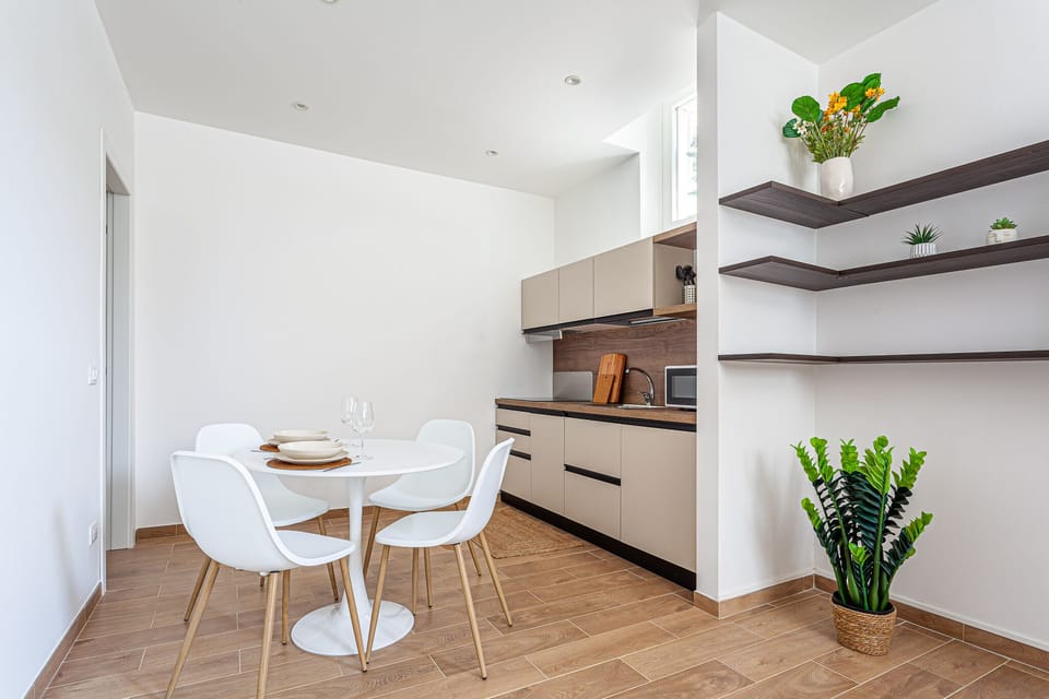 Studio | Living area | 32-inch flat-screen TV with cable channels, TV