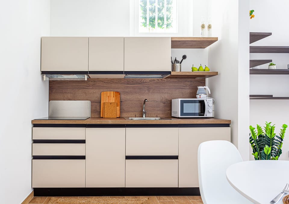 Studio | Private kitchen | Coffee/tea maker, electric kettle, dining tables