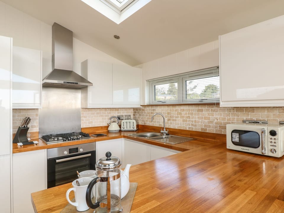 Cottage | Private kitchen | Fridge, dishwasher, electric kettle, toaster