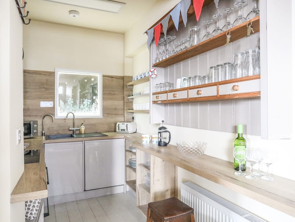 Cottage | Private kitchen | Dishwasher, cookware/dishes/utensils