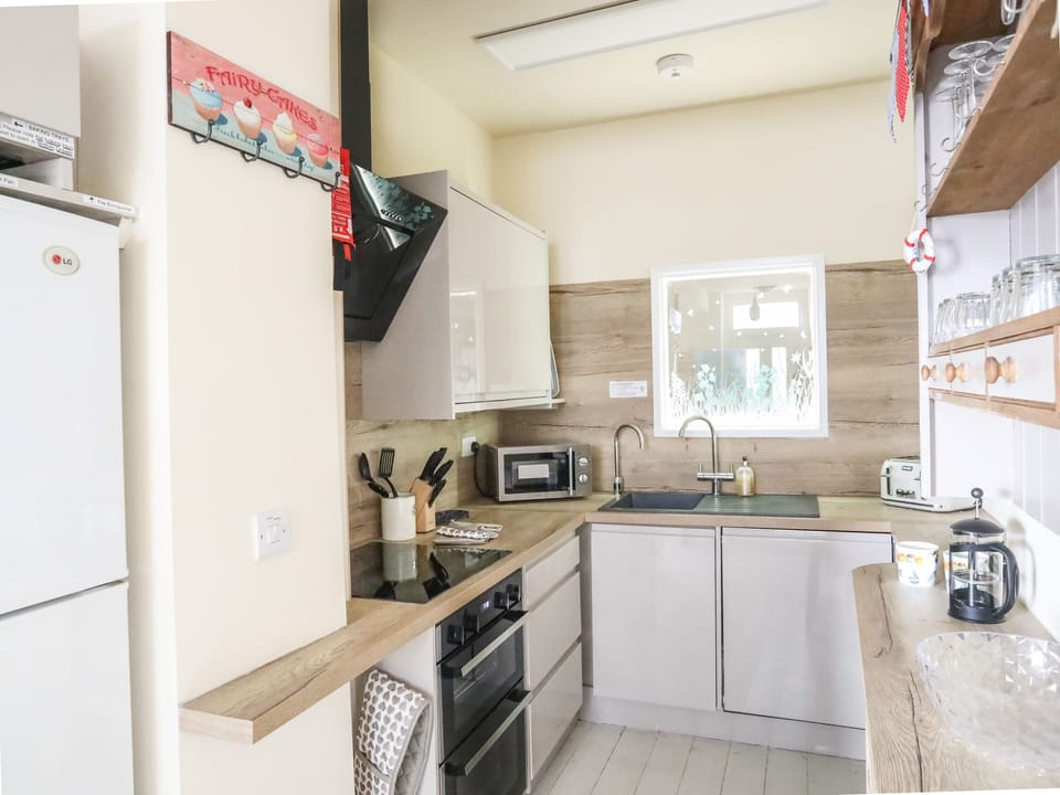 Cottage | Private kitchen | Dishwasher, cookware/dishes/utensils