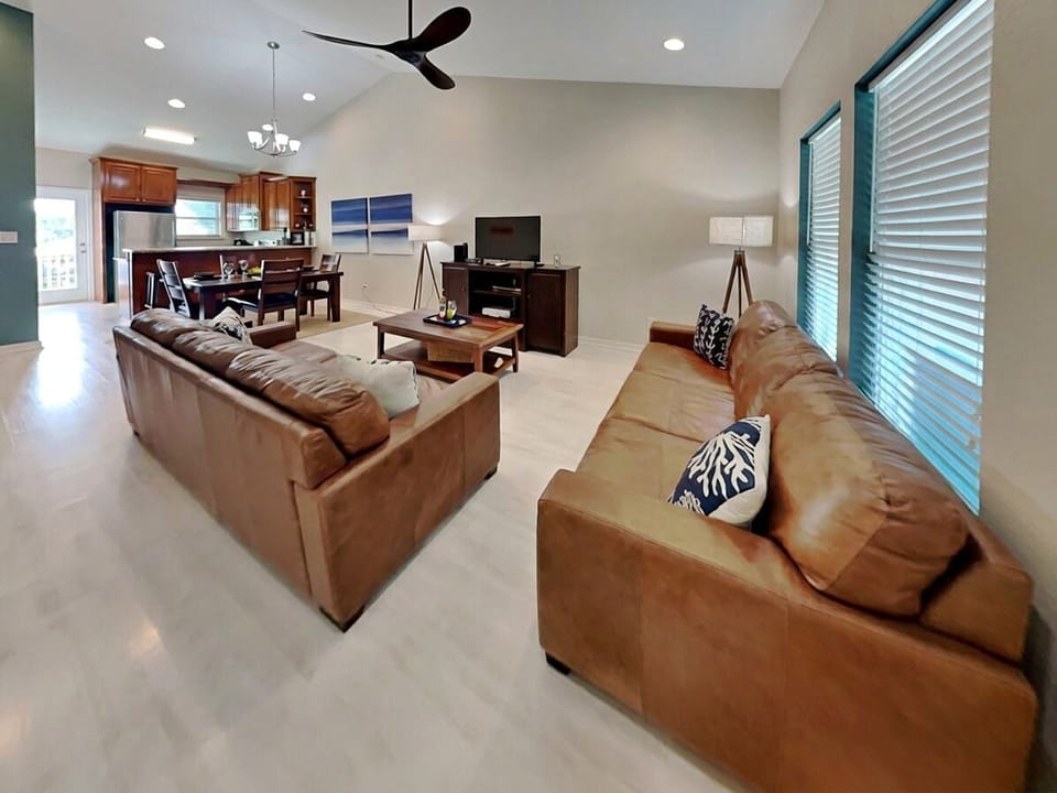 Condo (2 Bedrooms) | Front of property