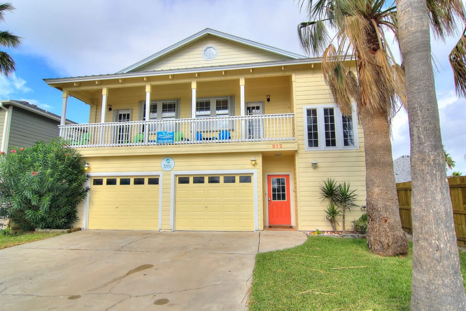 House (4 Bedrooms) | Exterior