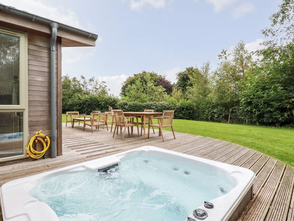 Cottage | Outdoor spa tub