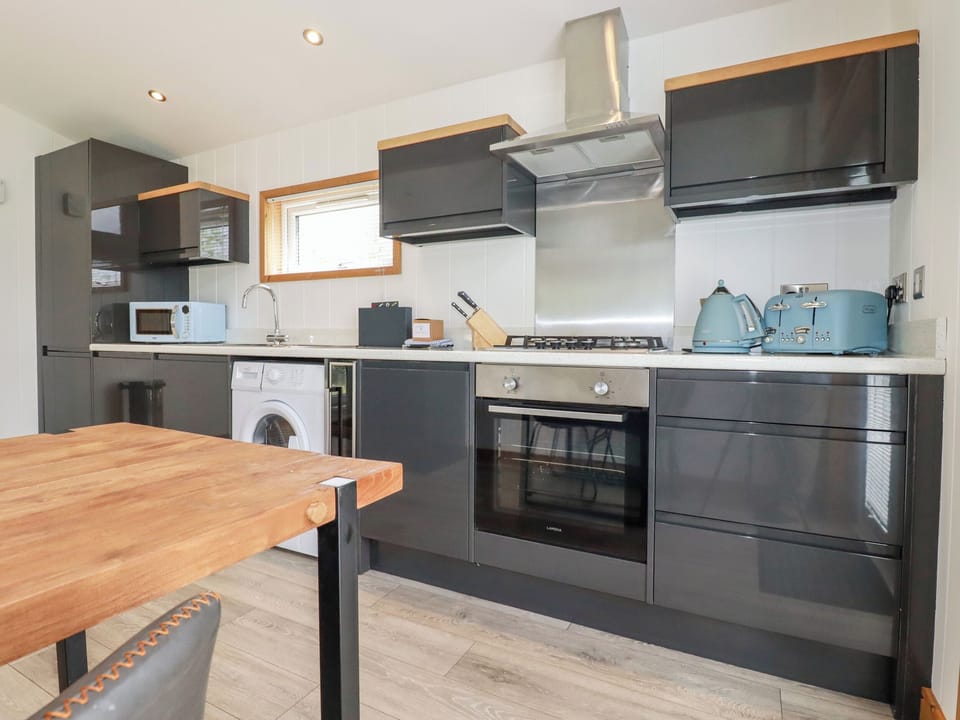 Cottage | Private kitchen | Fridge, dishwasher, electric kettle, toaster