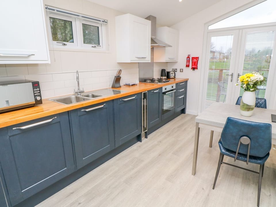 Cottage | Private kitchen | Fridge, dishwasher, electric kettle, toaster