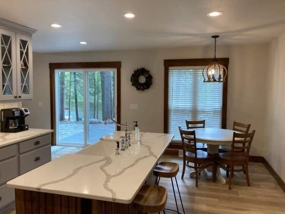 Shoreline breakfast nook