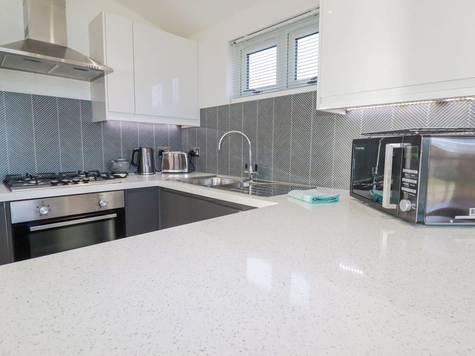 Cottage | Private kitchen | Fridge, dishwasher, cookware/dishes/utensils