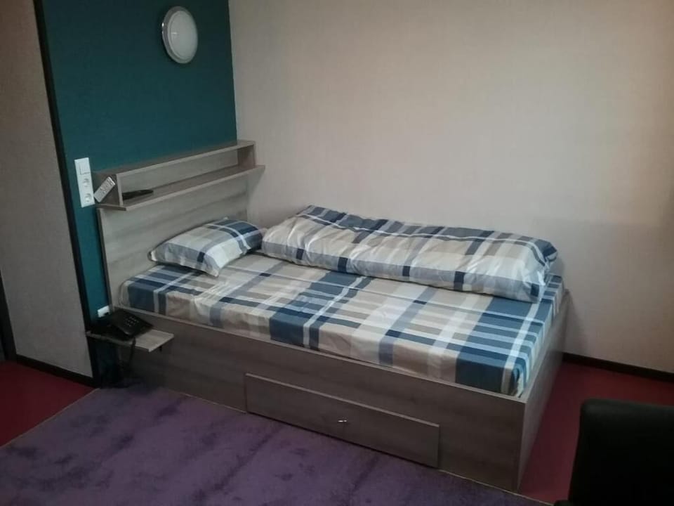 Basic Single Room | Desk, free WiFi, bed sheets