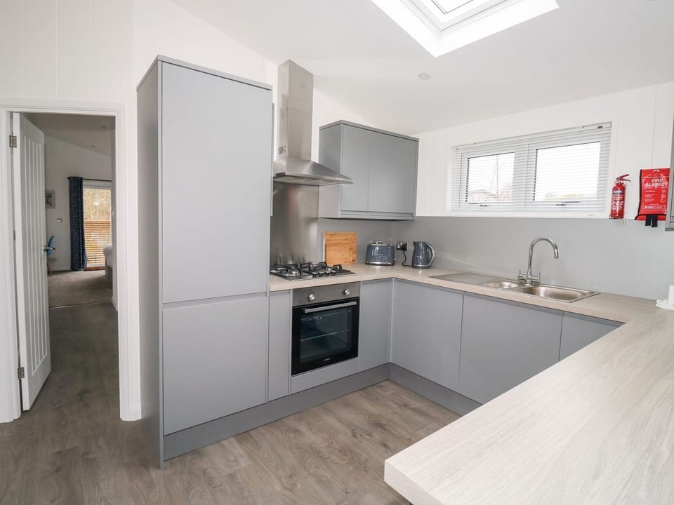 Fridge, dishwasher, cookware/dishes/utensils