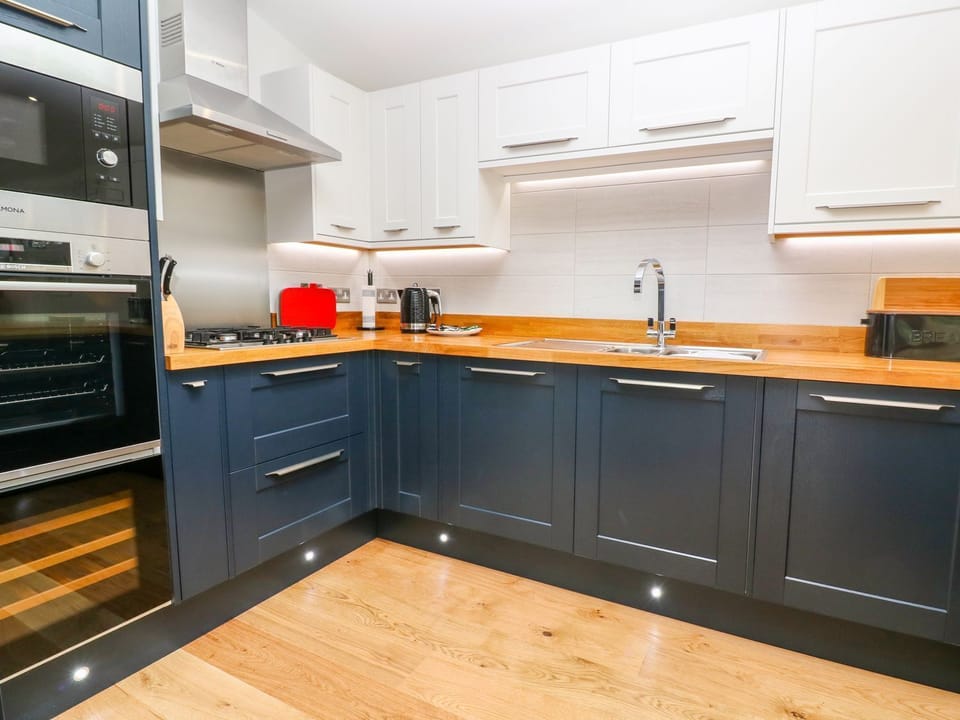 Fridge, dishwasher, cookware/dishes/utensils