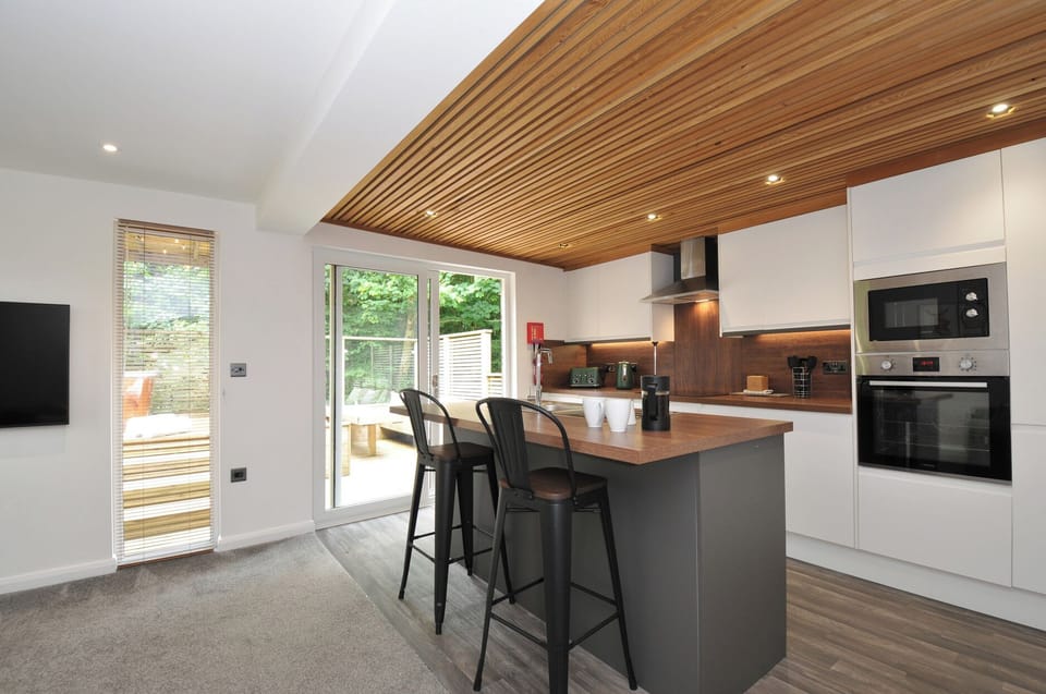 Cottage | Private kitchen | Fridge, dishwasher, electric kettle, cookware/dishes/utensils