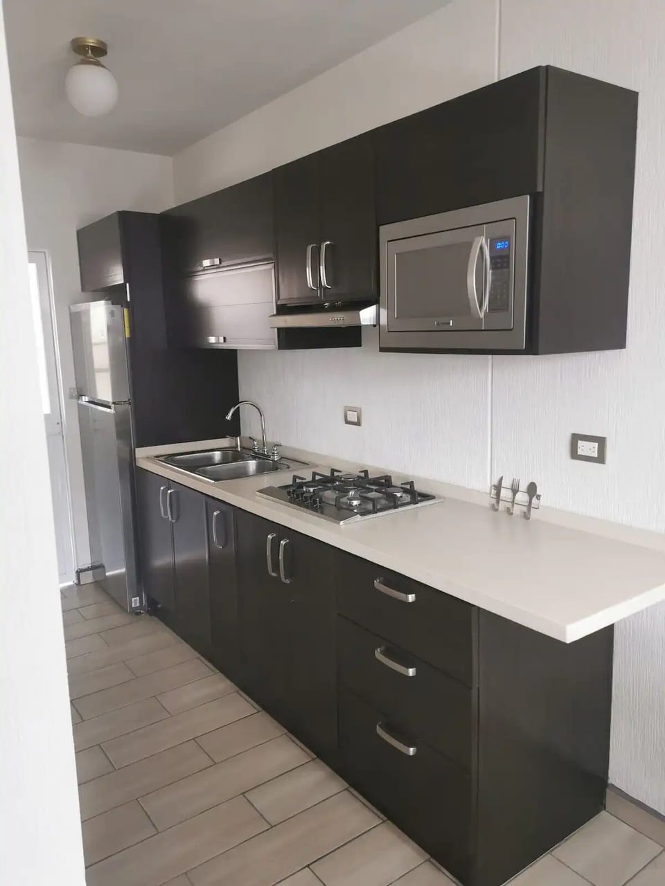 Economy Apartment | Private kitchenette | Cookware/dishes/utensils