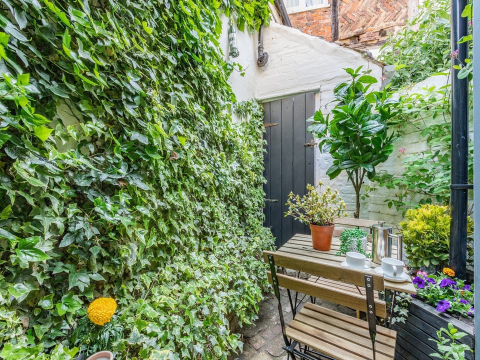 Sitting-out-area | St Margarets Cottage, Old King&rsquo;s Lynn