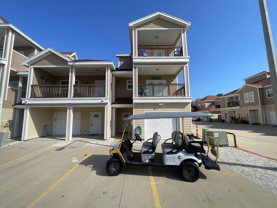 Condo (4 Bedrooms) | Front of property