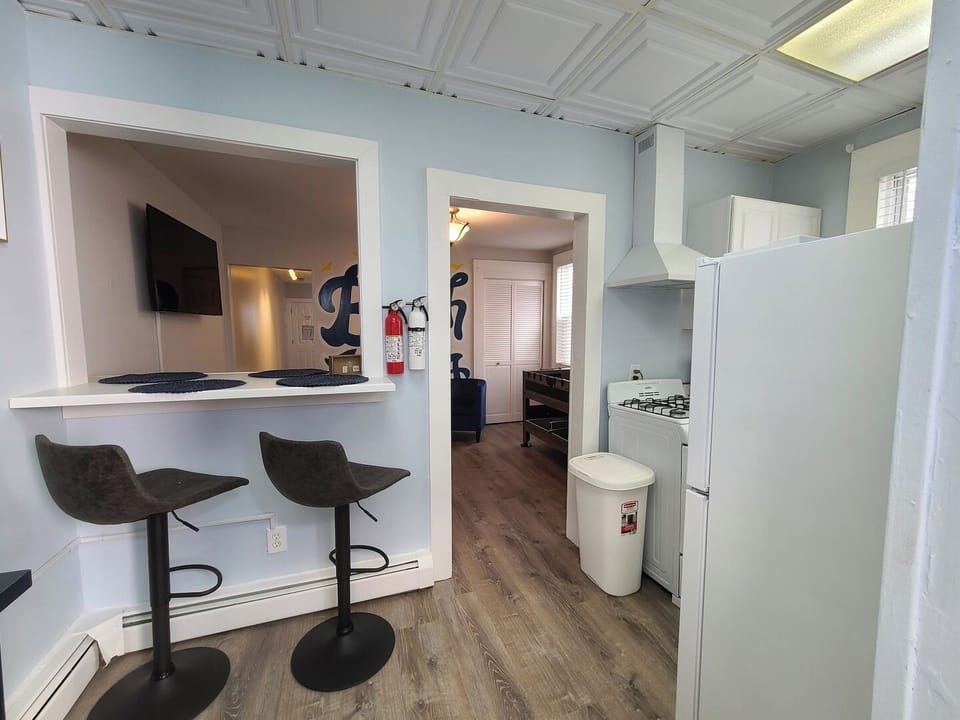 Full Kitchen featuring Bar Seating for 4