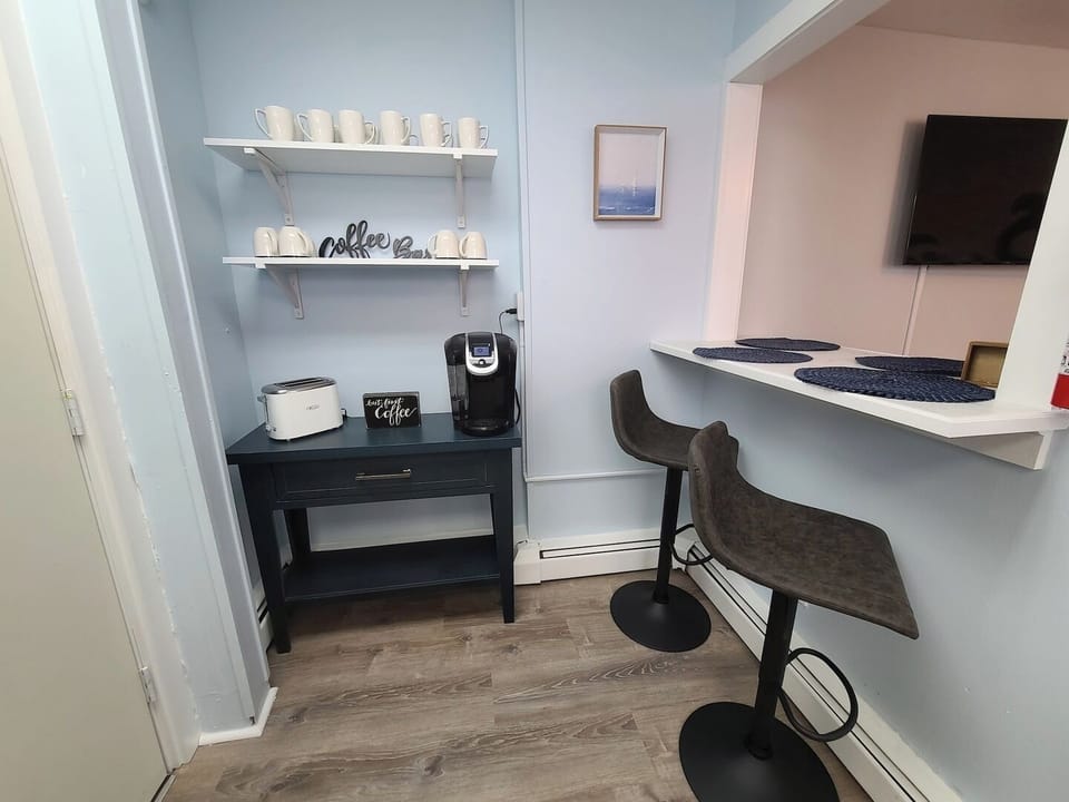 Coffee Bar in Full Kitchen featuring Bar Seating for 4