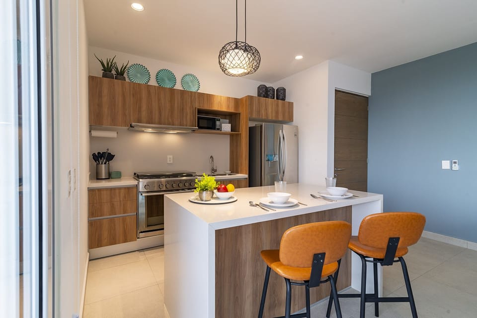 Fully equipped kitchen with breakfast nook