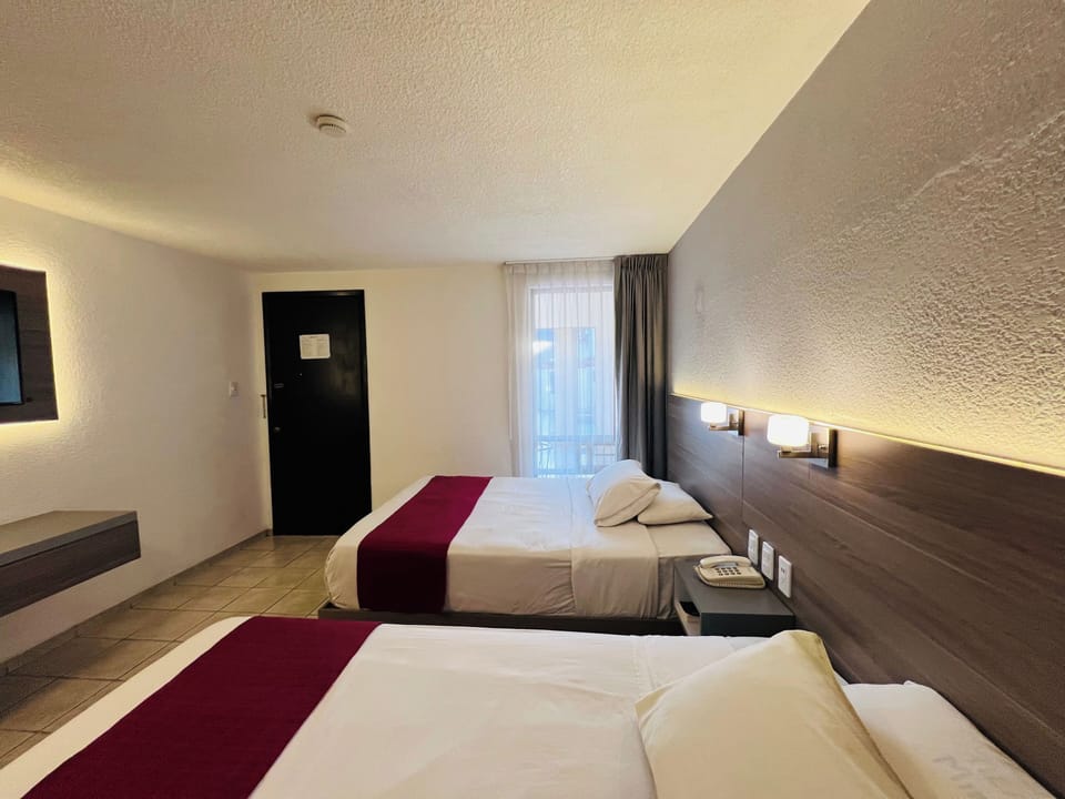 Estandar dos camas | Desk, laptop workspace, free WiFi, bed sheets