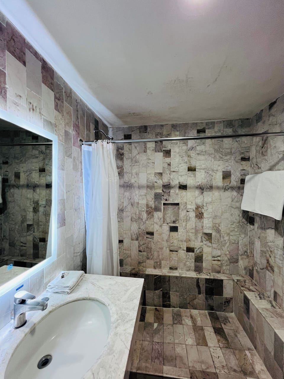 Estandar dos camas | Bathroom | Shower, rainfall showerhead, free toiletries, towels