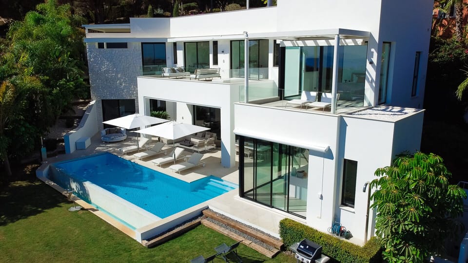 Panoramic views of the sea and mountains