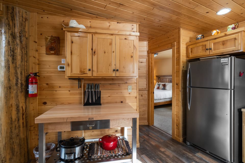 Cabin | Private kitchen | Full-size fridge, microwave, oven, stovetop