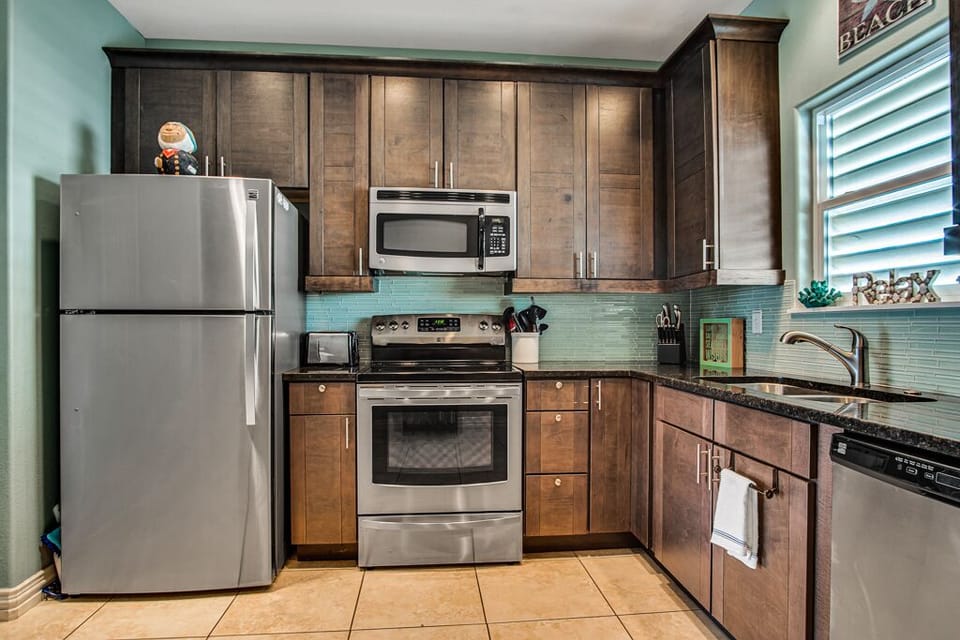 Condo, Multiple Beds, Patio (Sweet Retreat) | Private kitchen | Fridge, microwave, oven, stovetop