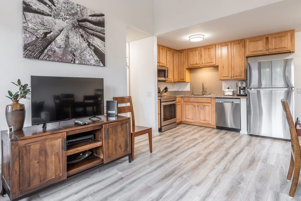 Living Room, Dining Table, Flat Screen TV, Fireplace Wood Burning