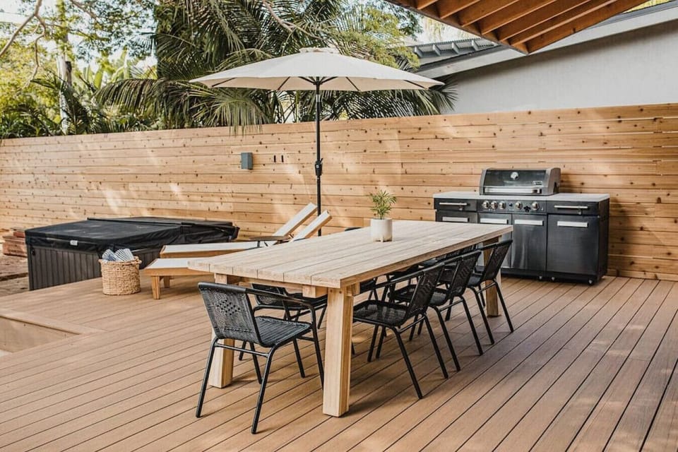 Enjoy outdoor dining at its best - gather round the eight-seater table, fire up the natural gas grill and get ready for a memorable meal with no worries about running out of propane!