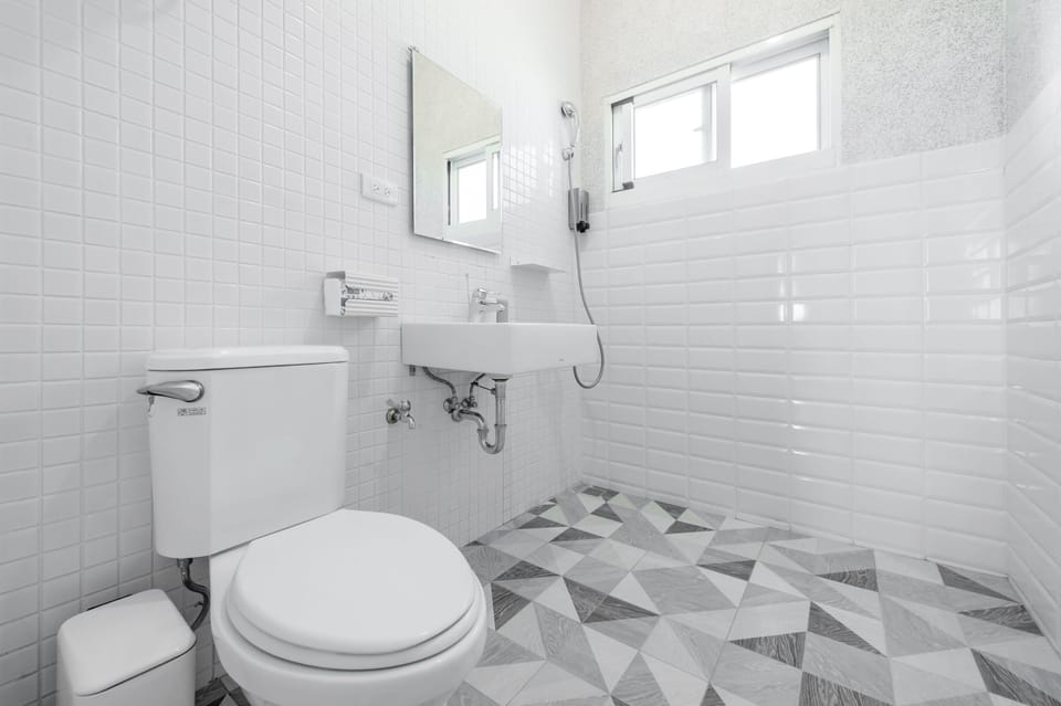 Standard Double Room | Bathroom | Shower, rainfall showerhead, hair dryer, slippers