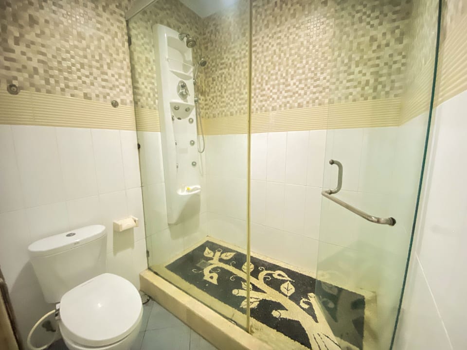 Standard Room | Bathroom | Shower, hydromassage showerhead, designer toiletries, bidet