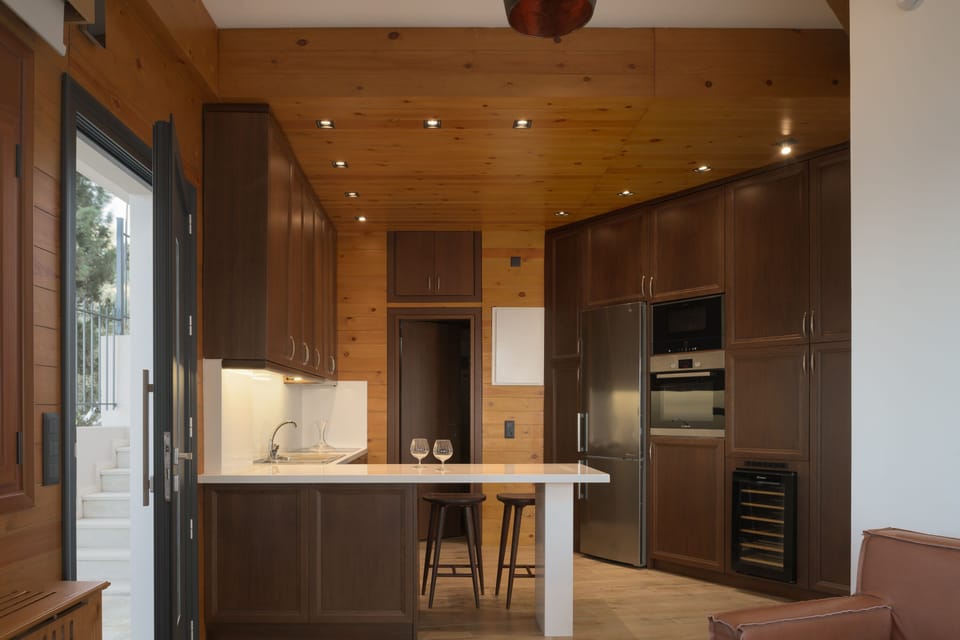Classic elegance for celebrated dining. A fully equipped kitchen awaits you.