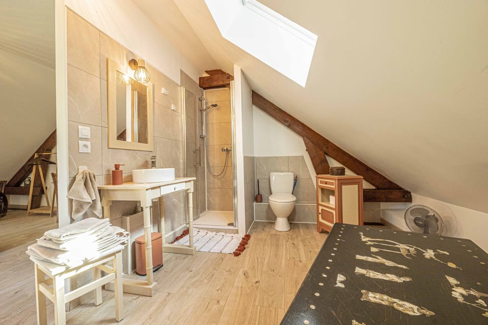 Design Room | Bathroom | Shower, hair dryer