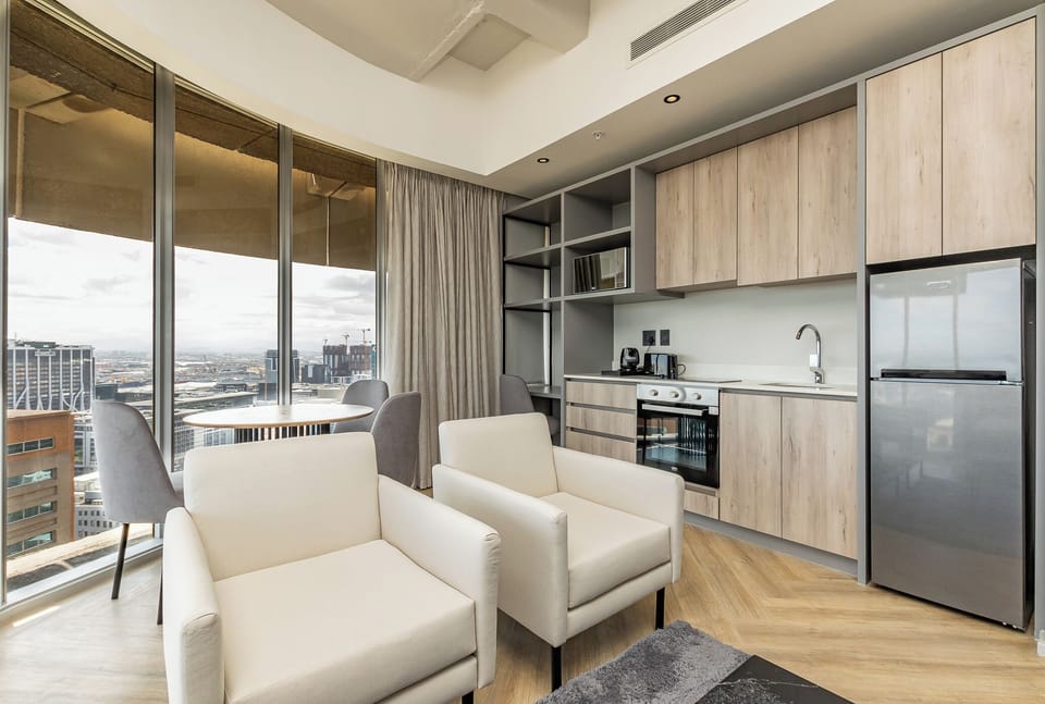 Deluxe Apartment | Private kitchen | Full-size fridge, microwave, stovetop, toaster
