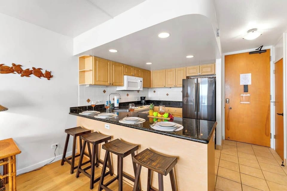 Counter top for up to 4 people. Fully equipped kitchen 