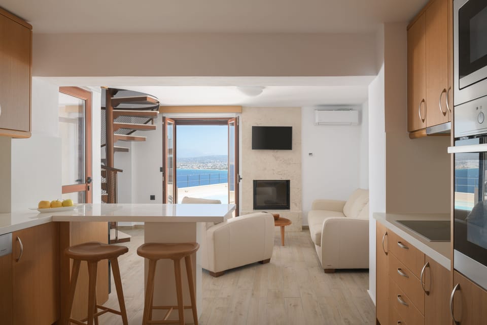 Welcoming indoor interior with direct access to the pool.
