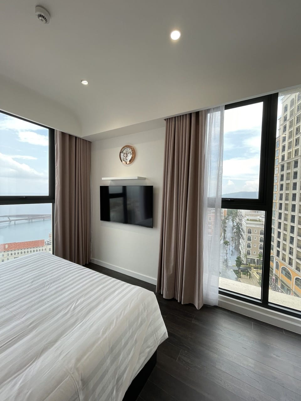Family Suite, Sea View | Minibar, in-room safe, blackout drapes, free WiFi
