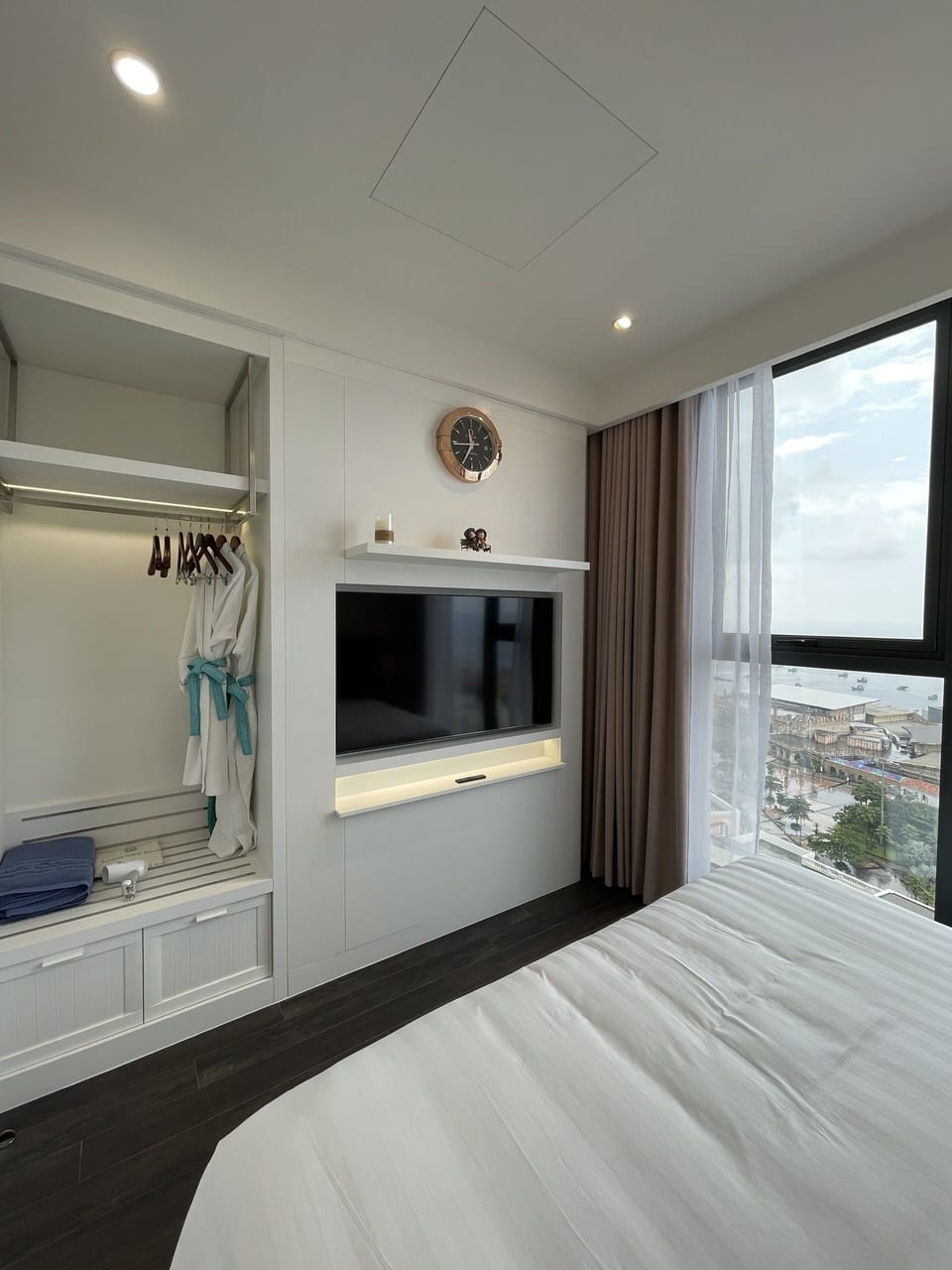 Family Suite, Sea View | Minibar, in-room safe, blackout drapes, free WiFi