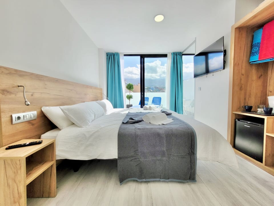Deluxe Double Room, Mountain View | Down comforters, minibar, in-room safe, desk