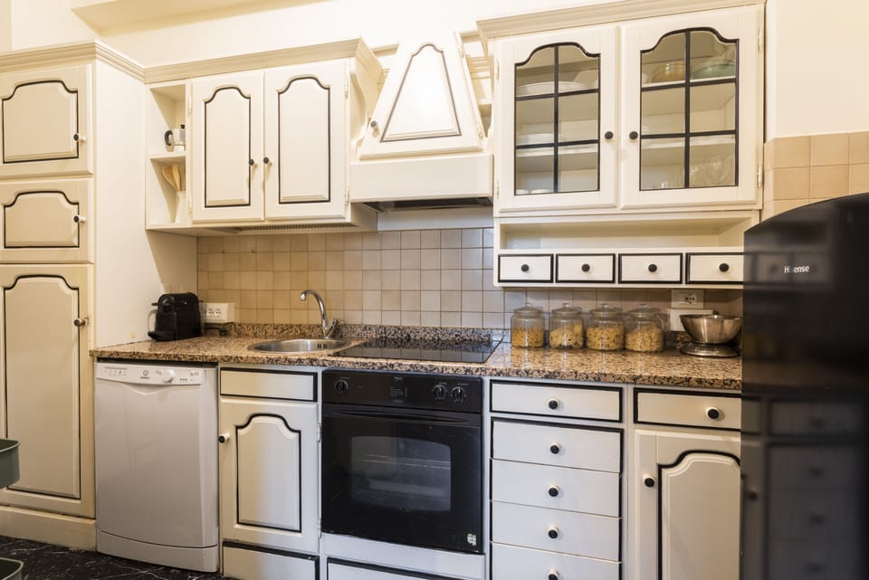 Deluxe Apartment | Private kitchen | Fridge, oven, stovetop, dishwasher