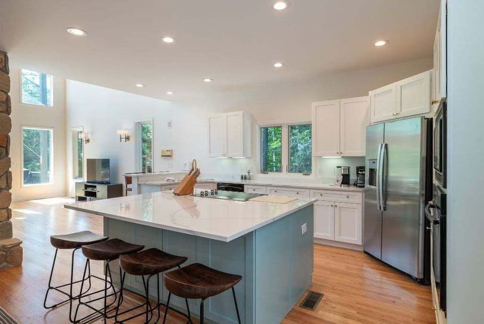 large island counter with seating for 4!
