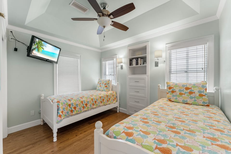 Guest Room w/ Twin Beds