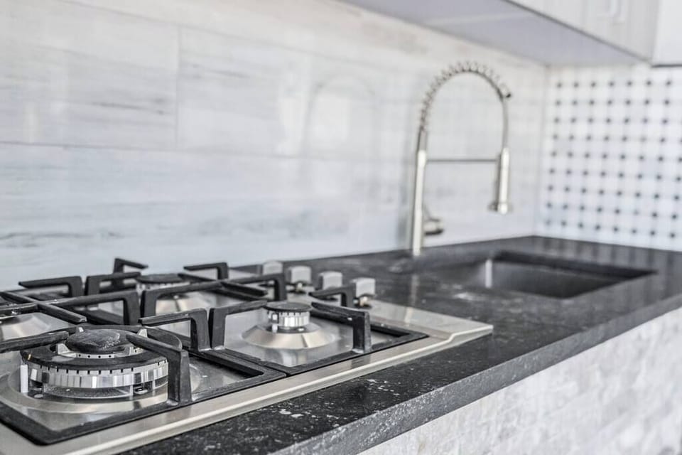 Fully renovated and well-equipped modern kitchen