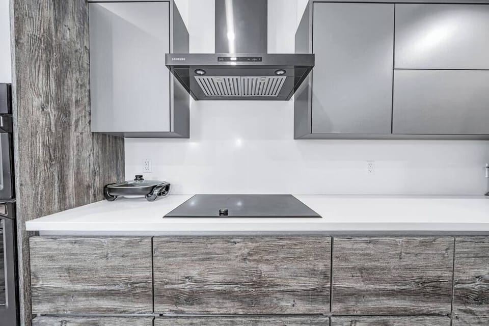 Fully renovated and well-equipped modern kitchen