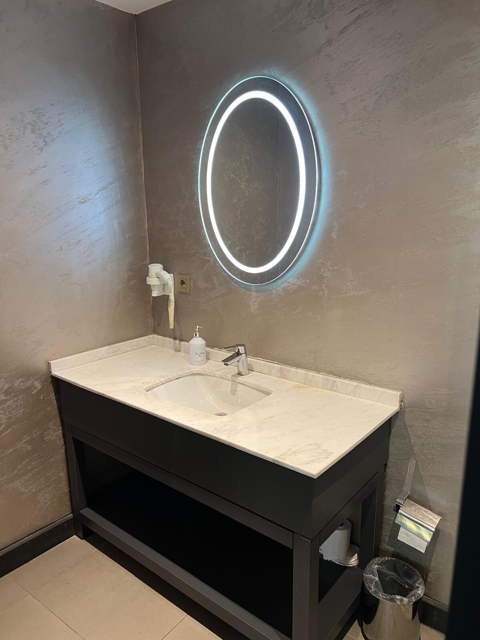 Deluxe Room | Bathroom | Shower, rainfall showerhead, hair dryer, slippers