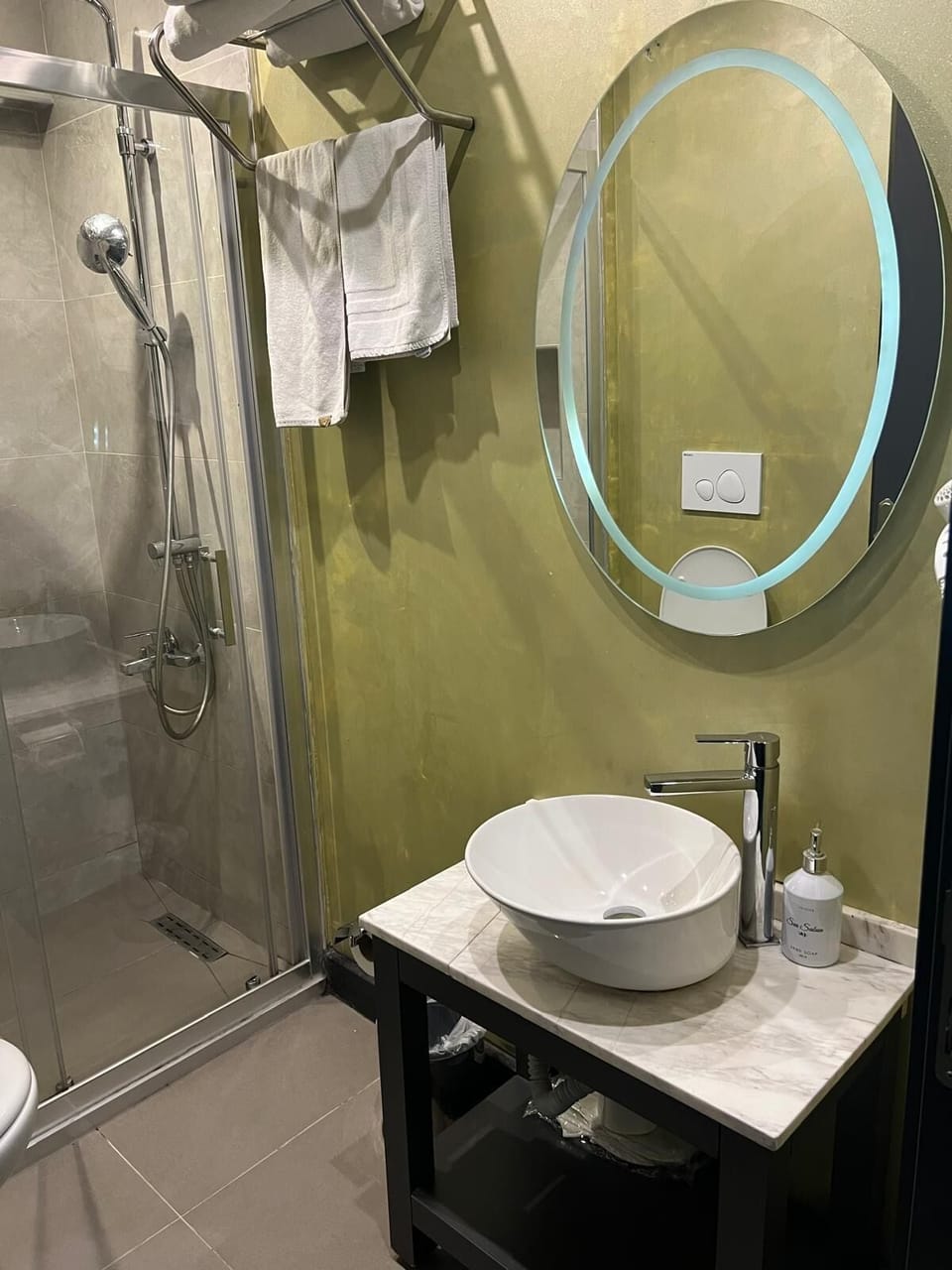 Standard Room | Bathroom | Shower, rainfall showerhead, hair dryer, slippers