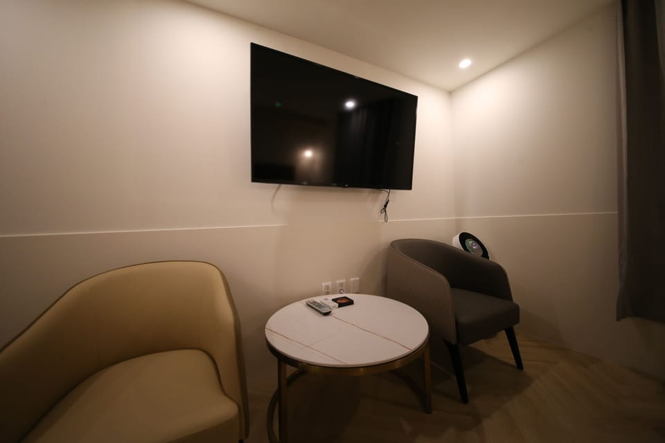 Premium Room | Desk, laptop workspace, blackout drapes, soundproofing